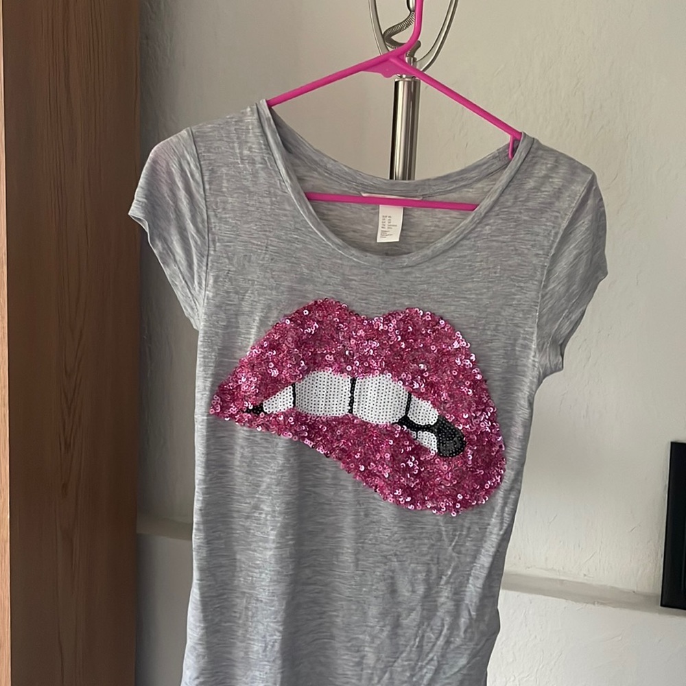 H&M sparkly lip bite t-shirt size XS